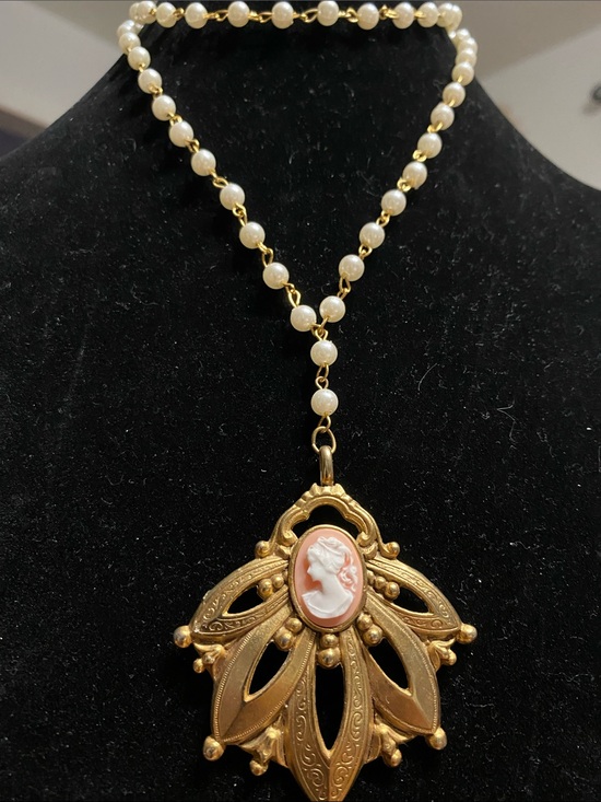 Jewelry - Gold Cameo Pendant Necklace with Faux Pearl Chain